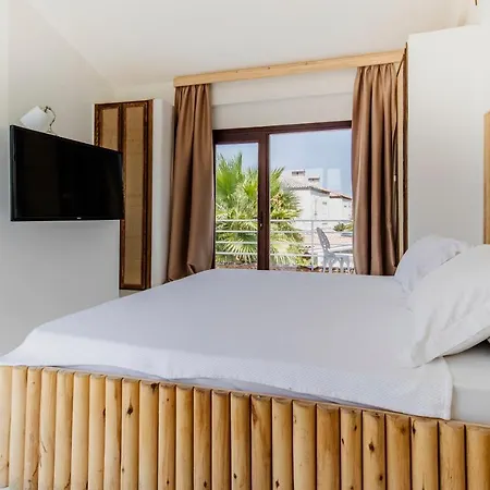 Monje Alacati Bed and Breakfast *